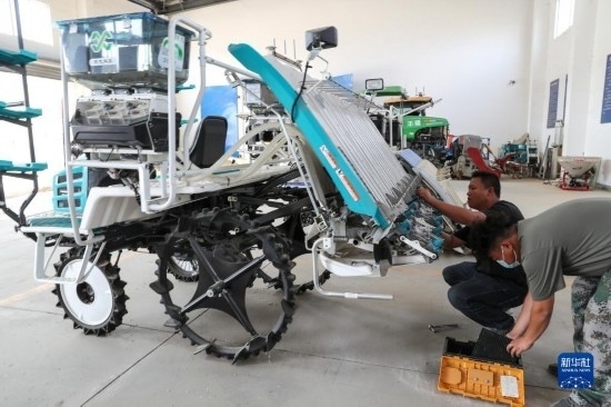 11月4日，技術員在南通市通州區(qū)十總鎮(zhèn)育民村農場保養(yǎng)無人插秧機設備。