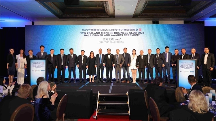 新西蘭華商聯(lián)合總會首批會員代表上臺亮相。攝影：張凱