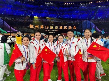 杭州亞運(yùn)會(huì)閉幕式上，教練李紅（右三）和隊(duì)員們合影（左二為龔莉）。受訪者供圖