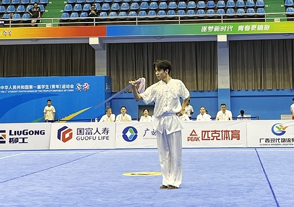 11月6日，第一屆全國學生（青年）運動會武術套路（大學組）男子自選劍術比賽中。人民網(wǎng)記者 歐興榮攝