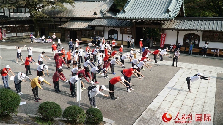 開跑前，中日青少年一起做熱身運(yùn)動(dòng)。人民網(wǎng) 蔣曉辰攝