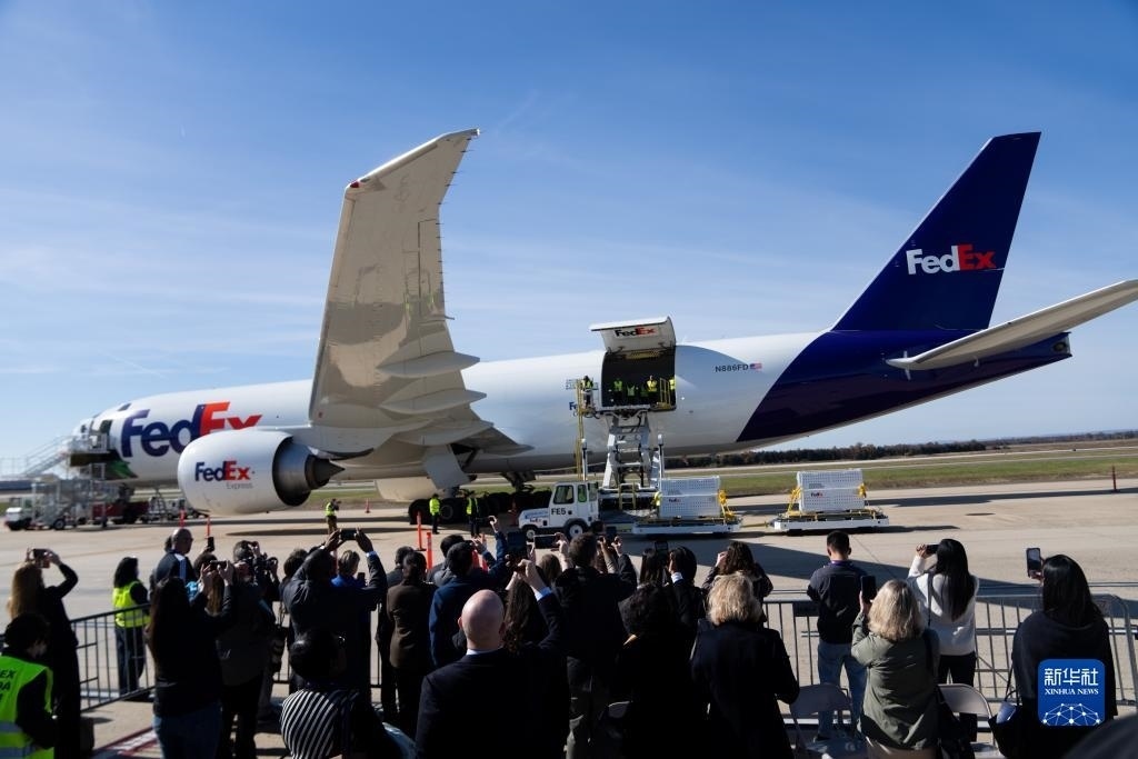 11月8日，在美國弗吉尼亞州的華盛頓杜勒斯國際機場，裝有大熊貓的特制“旅行包廂”準備運上專機。新華社記者劉杰攝