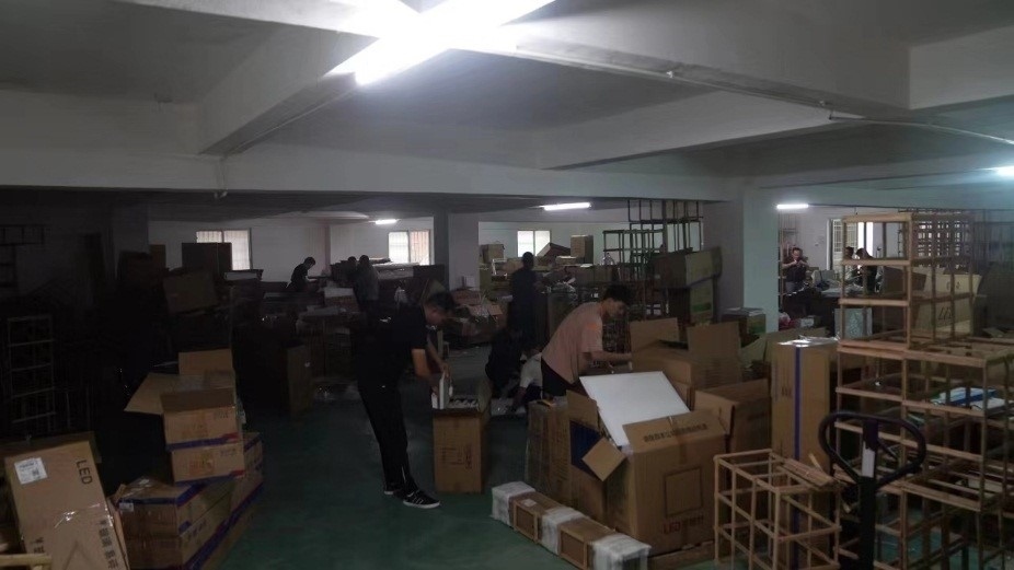 查處倉庫現(xiàn)場。重慶市梁平區(qū)公安局供圖。