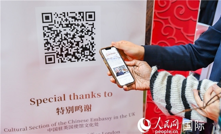 觀眾掃碼《我們的中國故事》系列視頻。人民網(wǎng) 郭錦標(biāo)攝