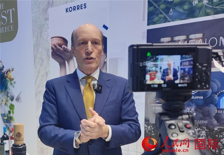 希華集團(tuán)創(chuàng)始人兼首席執(zhí)行官甘德密先生接受采訪。人民網(wǎng) 殷韜攝