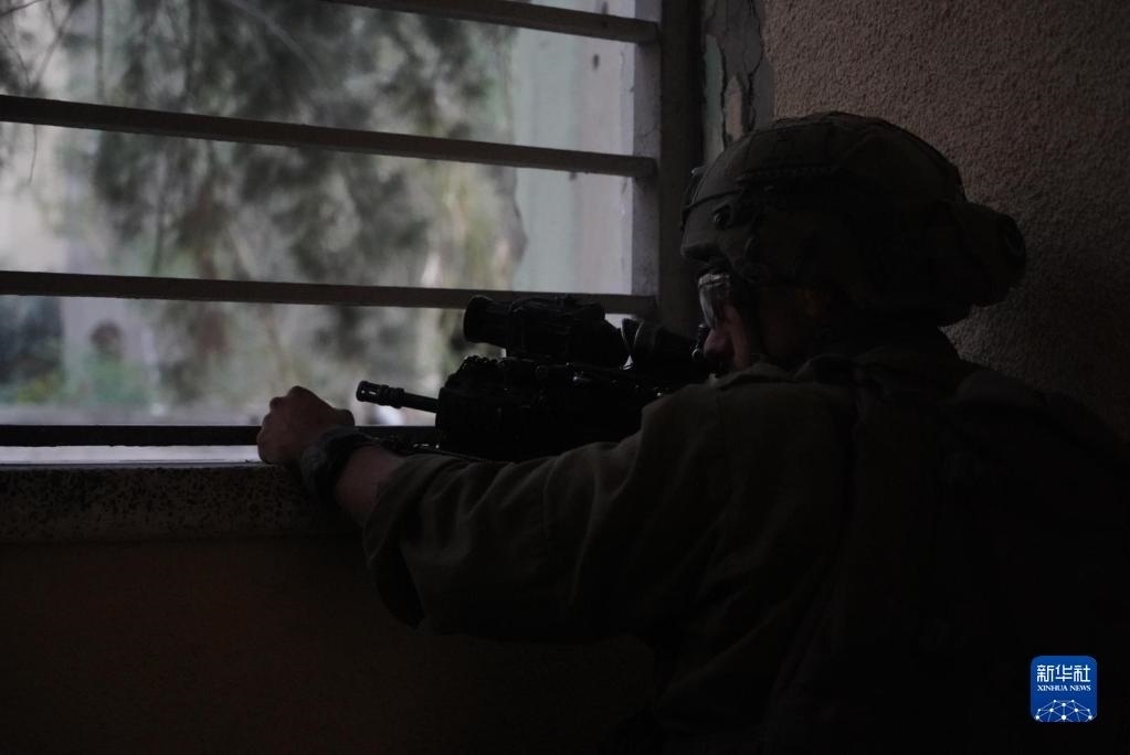 這張以色列國防軍11月9日發(fā)布的照片顯示，以軍地面部隊在加沙城進行軍事行動。新華社發(fā)