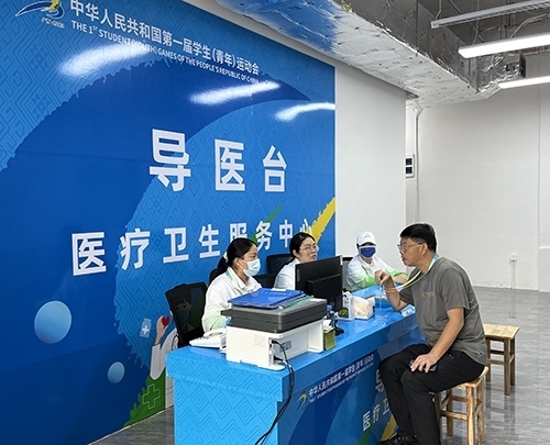 村內(nèi)住客在醫(yī)療衛(wèi)生服務(wù)中心導(dǎo)醫(yī)臺問診。人民網(wǎng)記者 歐興榮攝
