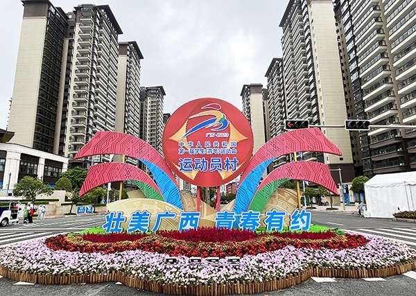運動員村入口處標識標牌成為極受歡迎的打卡點。人民網(wǎng)記者 歐興榮攝