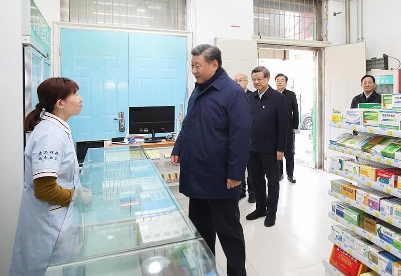 2023年11月10日，習近平總書記在河北保定涿州市永濟秀園小區(qū)門口藥店，了解經(jīng)營恢復情況。