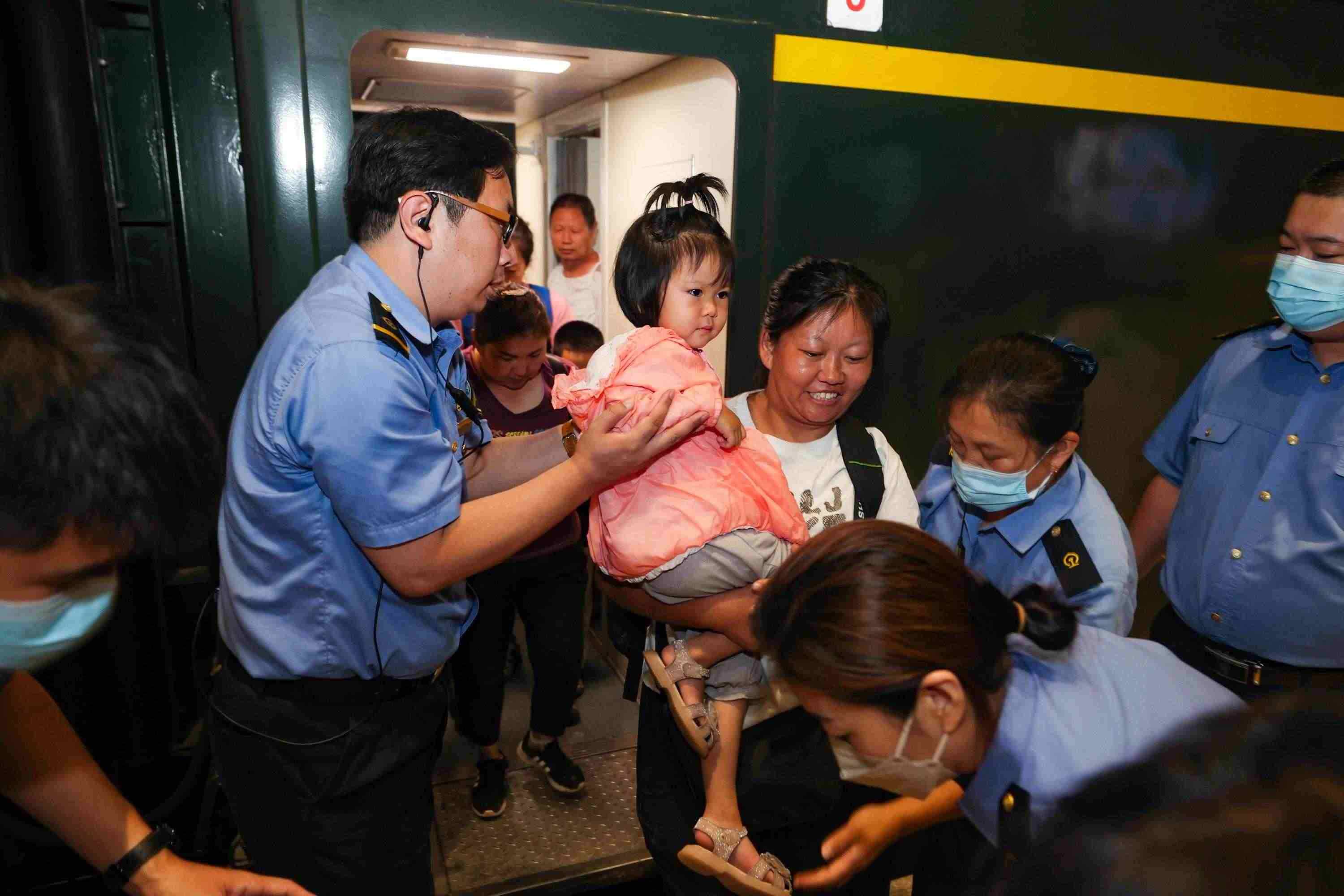 2023年8月2日，因強降雨被困的K396次列車第二批近500名旅客在救援隊的一路護送下，徒步五個小時抵達妙峰山鎮(zhèn)水峪嘴村。稍作休整后，他們乘坐臨時旅客列車前往北京豐臺站。