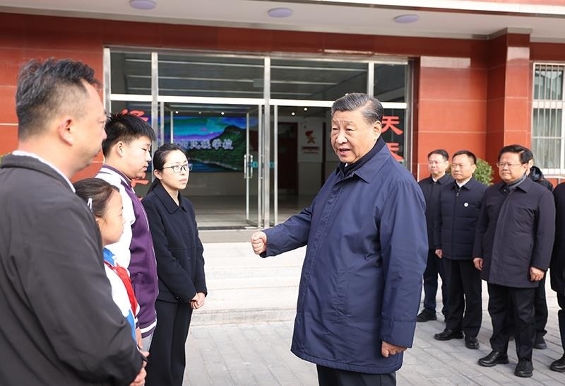 2023年11月10日，習近平總書記在北京門頭溝妙峰山民族學校，親切慰問因公犧牲烈士家屬。