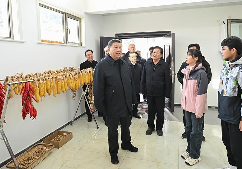 2023年11月10日，習近平總書記在北京門頭溝妙峰山鎮(zhèn)水峪嘴村村民李盟家看望慰問，了解房屋受損、修繕和冬季取暖等情況。
