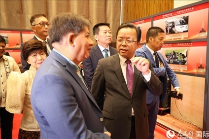 論壇期間配套舉行“‘?dāng)[脫貧困之路’——寧德扶貧開發(fā)圖片展”。人民網(wǎng)記者樊帆 攝