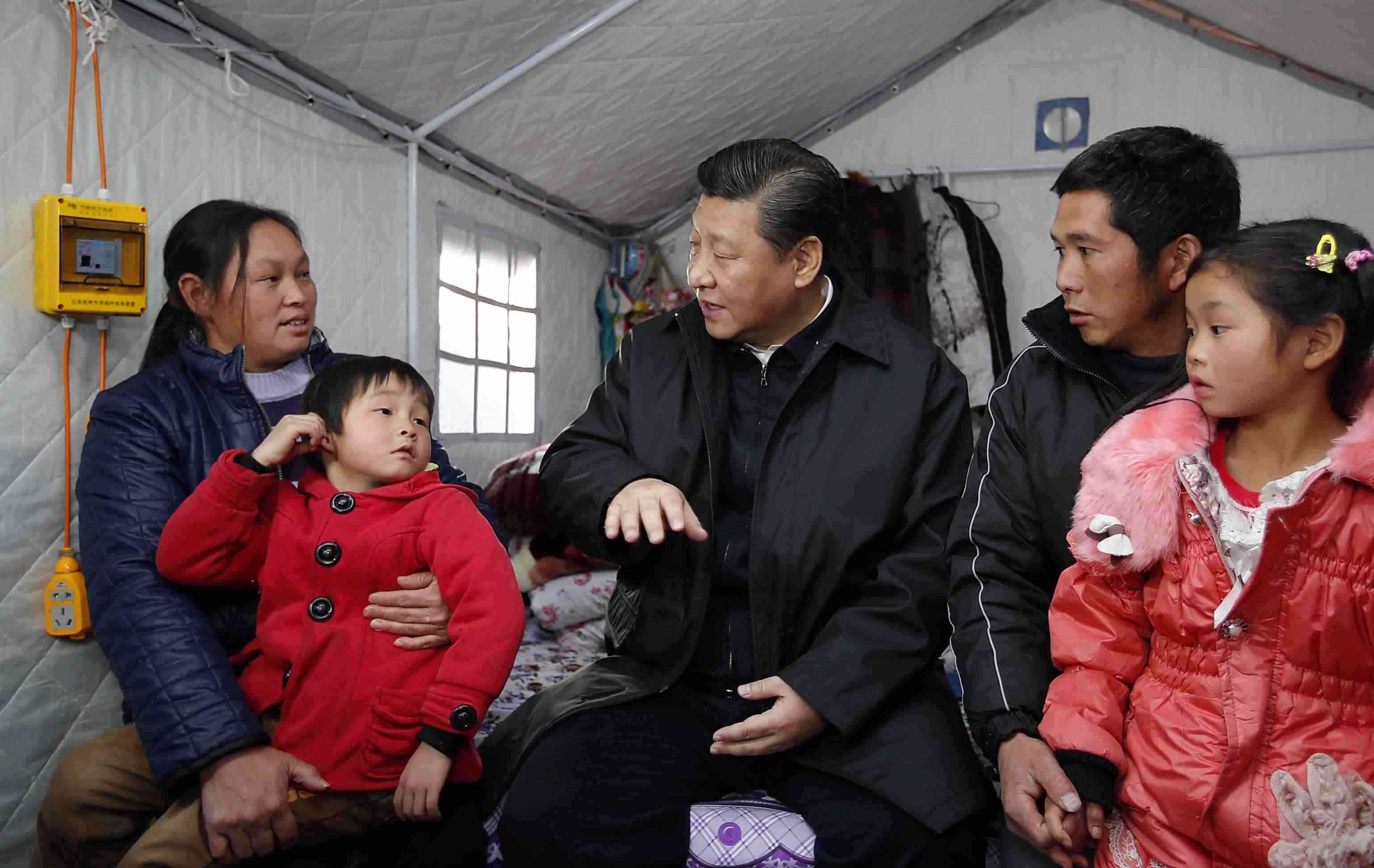 2015年1月19日，習(xí)近平總書記來到云南魯?shù)榭h小寨鎮(zhèn)甘家寨紅旗社區(qū)過渡安置點(diǎn)，看望受災(zāi)群眾。