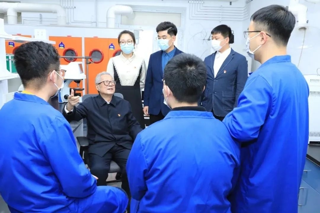秦裕琨院士在實(shí)驗(yàn)室與青年師生交流。哈爾濱工業(yè)大學(xué)供圖