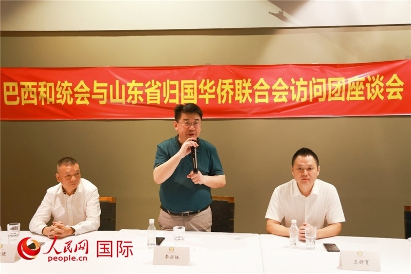 中國僑聯(lián)副主席、山東省僑聯(lián)主席李興鈺（中）在座談會上致辭。人民網(wǎng)記者 陳海琪攝