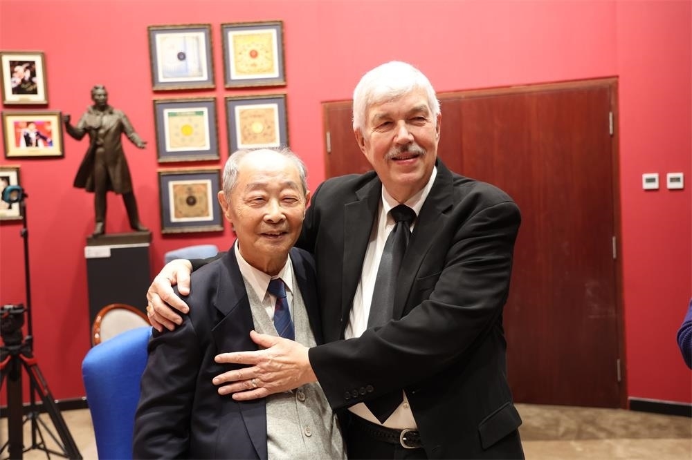 費(fèi)城交響樂團(tuán)小提琴演奏家戴維·布斯與原中央樂團(tuán)小提琴演奏家朱信人50年后再相聚。