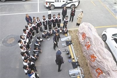 圖②：法警對(duì)警用裝備的使用進(jìn)行現(xiàn)場(chǎng)演示。
