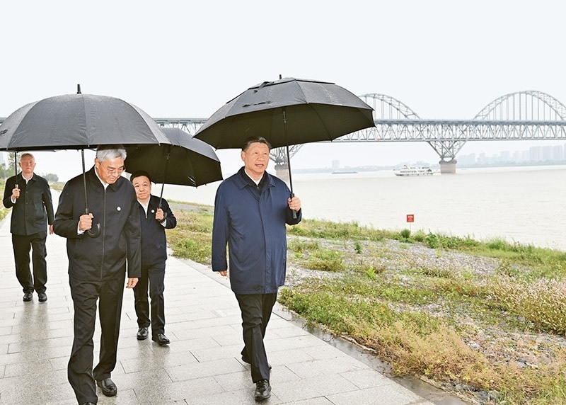 2023年10月10日至13日，中共中央總書記、國(guó)家主席、中央軍委主席習(xí)近平在江西考察。這是10日下午，習(xí)近平在長(zhǎng)江國(guó)家文化公園九江城區(qū)段考察時(shí)，冒雨沿江堤步行察看沿岸風(fēng)貌。 新華社記者 謝環(huán)馳/攝