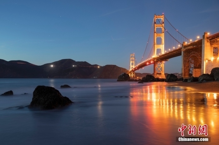 當(dāng)?shù)貢r(shí)間10月29日，美國舊金山金門大橋在海浪和夜色的襯托下美如一幅畫。<a target='_blank' href='/'><p class=