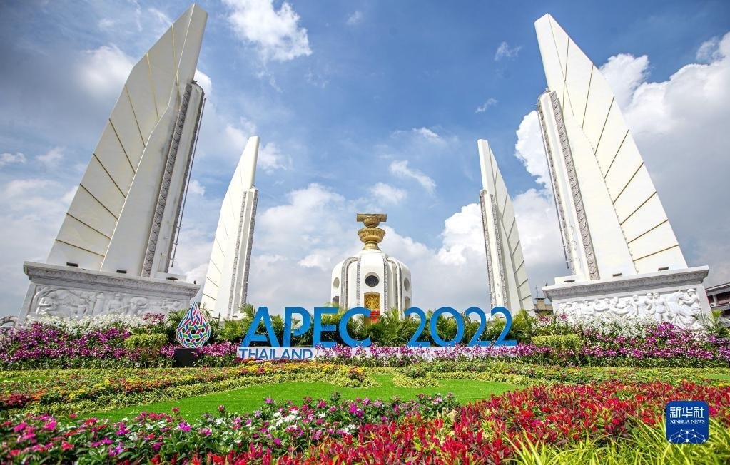 這是2022年11月16日在泰國首都曼谷街頭拍攝的2022年亞太經(jīng)合組織會議標(biāo)識。新華社記者 王騰 攝