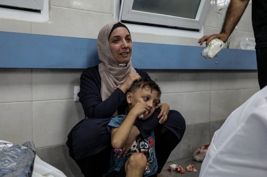 11月3日，人們在加沙城希法醫(yī)院接受治療。新華社發(fā)