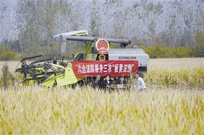  圖②：干警就地解紛場(chǎng)景。