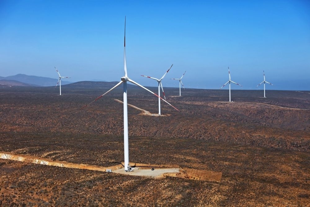 這是2023年2月14日拍攝的位于智利中部沿海的蓬塔謝拉風(fēng)電場。蓬塔謝拉風(fēng)電場是中國在智利投資建設(shè)的首個風(fēng)電場，2018年正式投產(chǎn)發(fā)電，可滿足13萬戶家庭的用電需求，同時每年還能減少15.7萬噸碳排放。