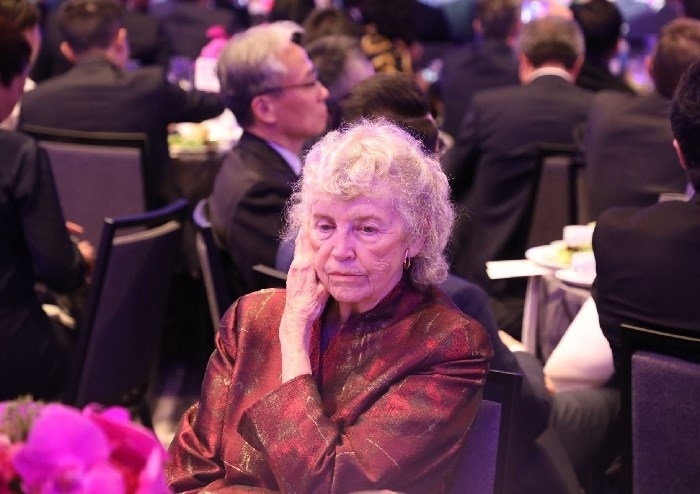 當?shù)貢r間11月15日晚，國家主席習近平在美國舊金山出席美國友好團體聯(lián)合舉行的歡迎宴會。在熱烈的掌聲中，習近平發(fā)表重要演講。圖為參加晚宴人士認真聆聽演講。人民日報記者 李志偉 攝