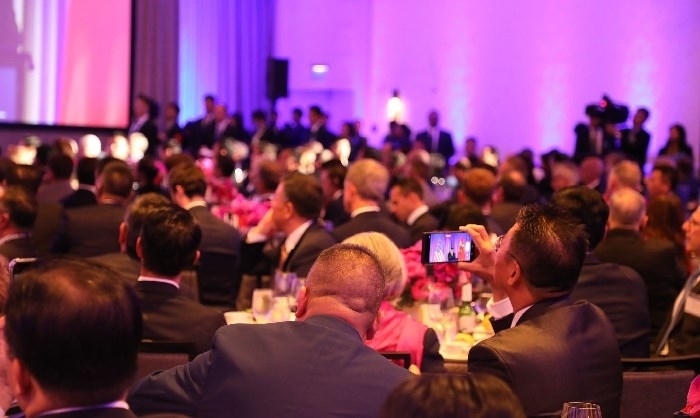 當?shù)貢r間11月15日晚，國家主席習近平在美國舊金山出席美國友好團體聯(lián)合舉行的歡迎宴會。在熱烈的掌聲中，習近平發(fā)表重要演講。圖為參加晚宴人士認真聆聽演講。人民日報記者 李志偉 攝