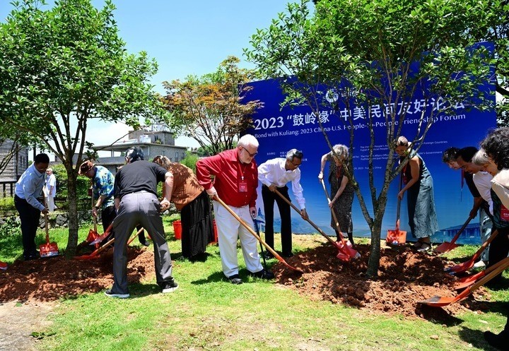2023年6月28日，出席“鼓嶺之友”座談會(huì)的中美各界人士在鼓嶺共同植樹留念。