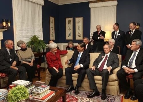 △2012年2月15日，習近平在前艾奧瓦州友好省州委員會委員蘭蒂夫人（左三）的家中回憶1985年訪問該地時的情景。