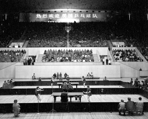 1971年4月13日，中華全國體育總會舉行歡迎儀式，歡迎前來中國進行訪問的美國乒乓球代表團。中美兩國乒乓球運動員在北京首都體育館進行了友誼比賽。 新華社發(fā)
