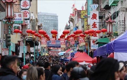 2023年1月15日，人們在美國舊金山唐人街的迎春街會上游覽、購物。當日，為期兩天的迎春街會在美國舊金山唐人街閉幕，活動吸引了大批市民和游客。新華社發(fā)