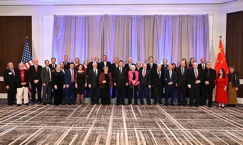 △宴會開始前，習近平主席會見飛虎隊和史迪威將軍后人、鼓嶺、艾奧瓦州、華盛頓州等方面友好人士代表，同他們親切交談并合影留念。