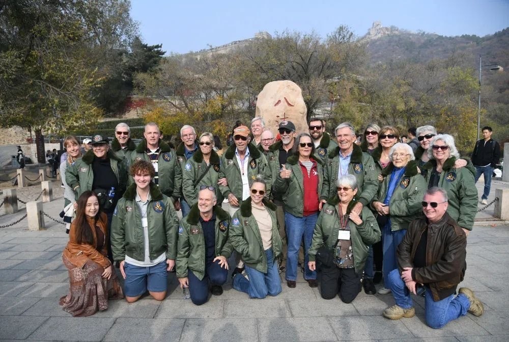 △2023年10月29日，飛虎隊老兵莫耶一行人在北京八達嶺長城合影留念。