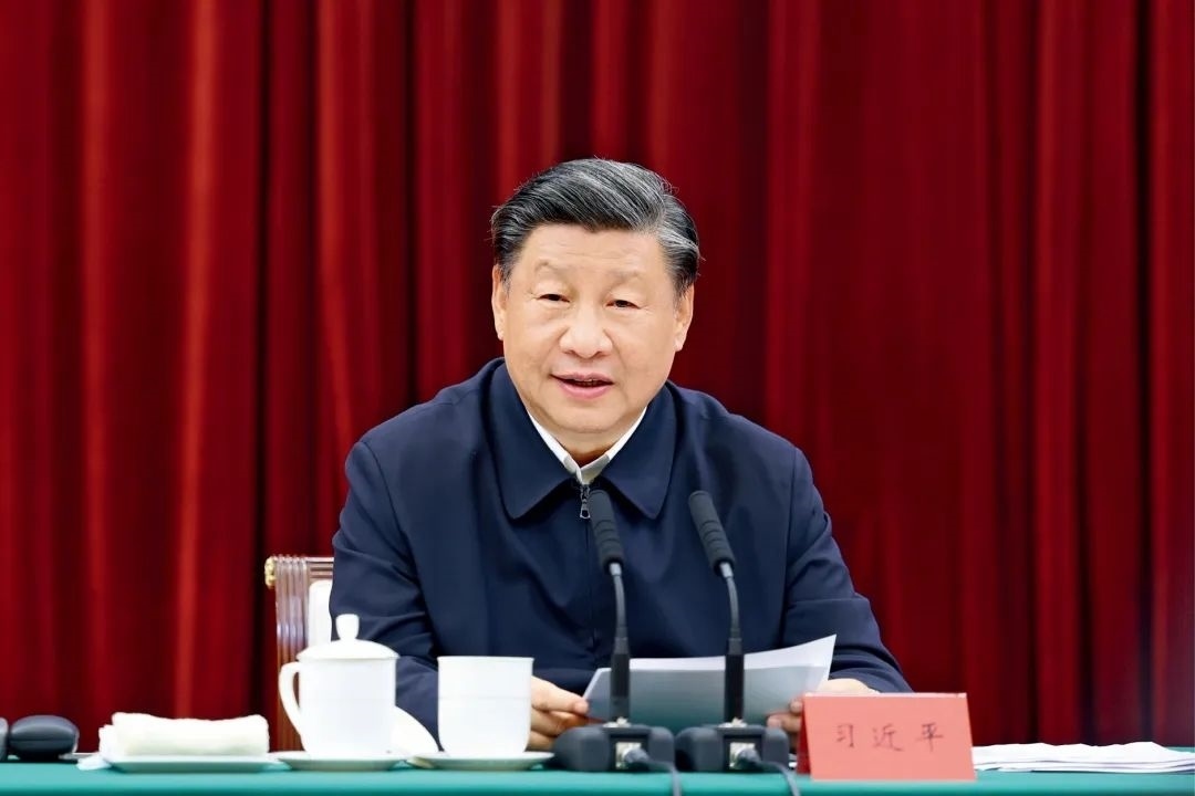 2023年10月12日，中共中央總書記、國家主席、中央軍委主席習(xí)近平在江西省南昌市主持召開進(jìn)一步推動長江經(jīng)濟(jì)帶高質(zhì)量發(fā)展座談會并發(fā)表重要講話。習(xí)近平強調(diào)，完善跨區(qū)域、跨部門、跨層級的數(shù)據(jù)信息共享和流程互聯(lián)互通，深化政務(wù)服務(wù)合作，優(yōu)化營商環(huán)境。圖/新華社記者 鞠鵬 攝
