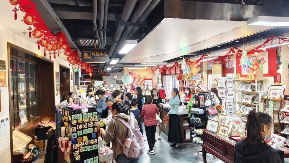 游客在天津市西青區(qū)楊柳青民俗文化館游覽。（新華社記者宋瑞 攝）