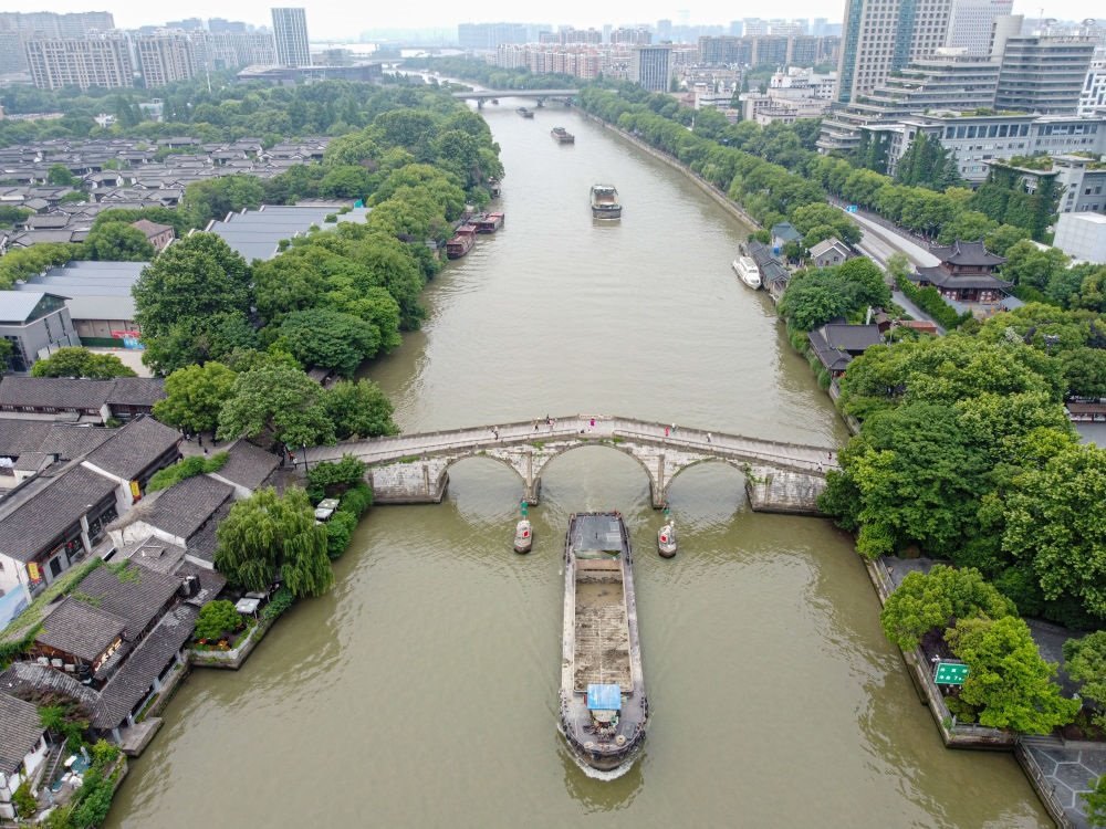 2022年5月27日，貨船通過(guò)京杭大運(yùn)河杭州段拱宸橋。（新華社記者江漢 攝）