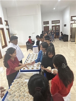 學生們品嘗中華美食湯圓和燒賣。主辦方供圖