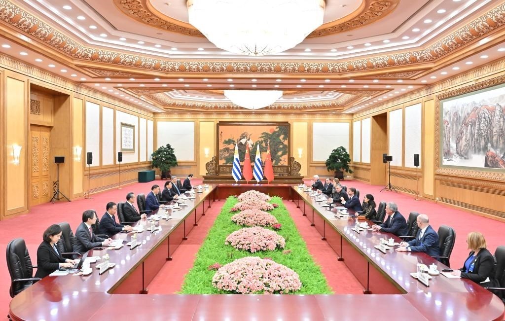 11月22日下午，國家主席習近平在北京人民大會堂同來華進行國事訪問的烏拉圭總統(tǒng)拉卡列舉行會談。