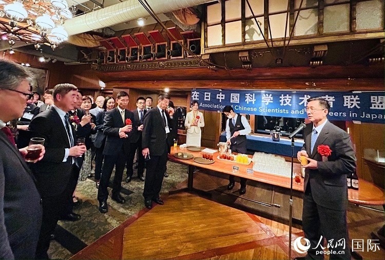 中國(guó)駐日本大使館教育處公使銜參贊杜柯偉在紀(jì)念酒會(huì)上致祝酒詞。人民網(wǎng) 許可攝