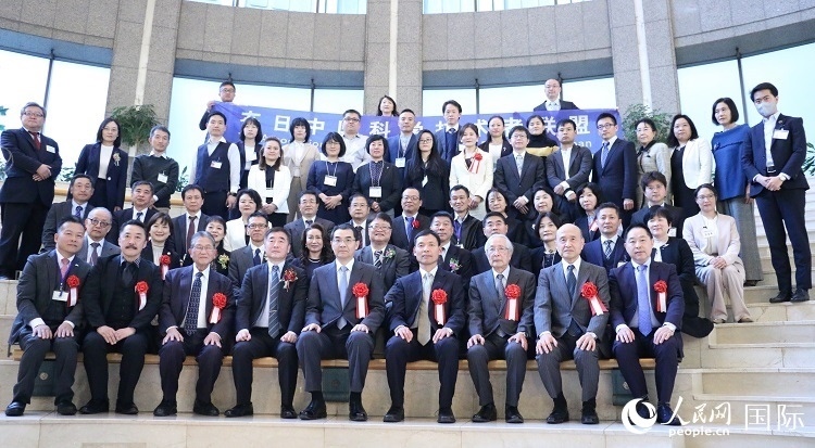 到場(chǎng)嘉賓與中國(guó)駐日本大使吳江浩合影留念。人民網(wǎng) 許可攝