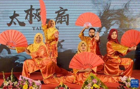 11月22日，在孟加拉國(guó)達(dá)卡，學(xué)生在孔子課堂揭牌儀式上表演。新華社發(fā)（薩利姆攝）