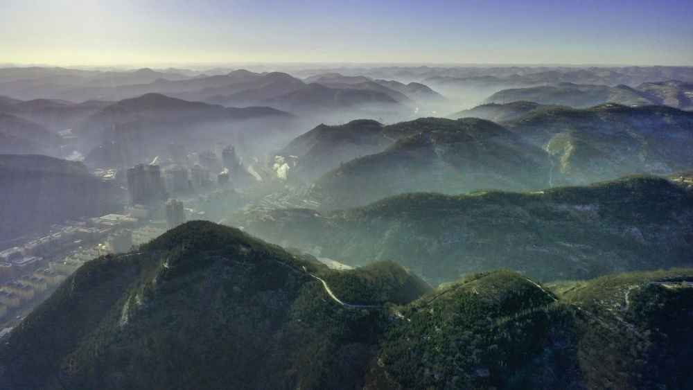 陜西省延安市吳起縣的山山峁峁被茂密的山林覆蓋（2021年12月20日攝，無人機照片）。新華社記者 陶明 攝