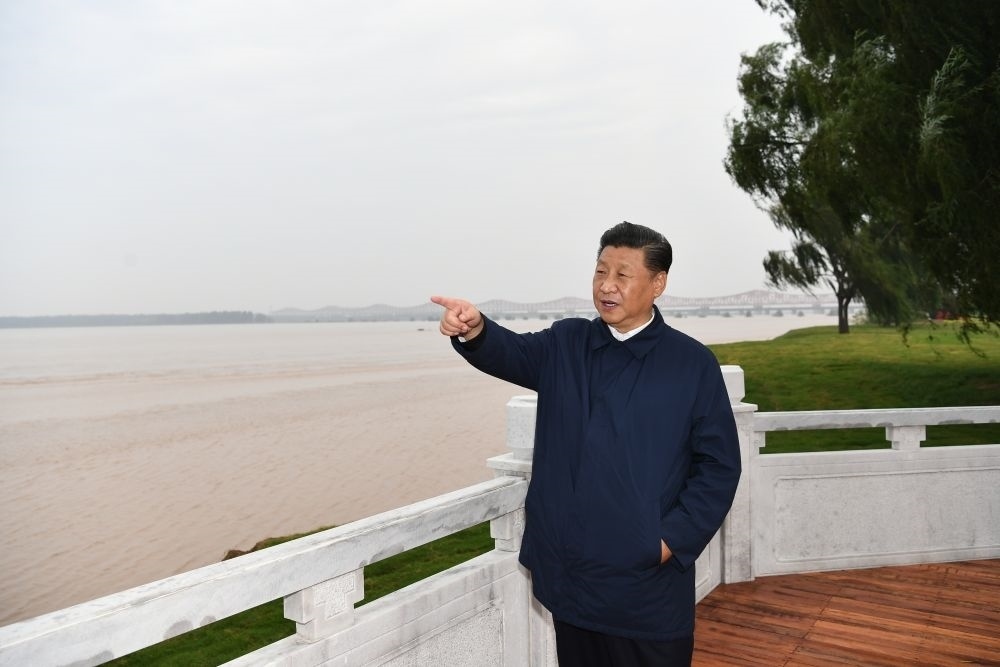 2019年9月16日至18日，中共中央總書記、國家主席、中央軍委主席習(xí)近平在河南考察。這是17日下午，習(xí)近平在鄭州黃河國家地質(zhì)公園，眺望黃河鄭州段。新華社記者 謝環(huán)馳 攝