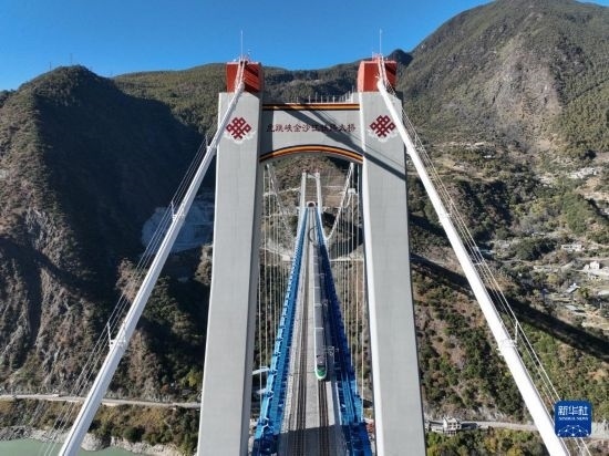 11月25日，列車通過麗香鐵路金沙江特大橋（無人機照片）。