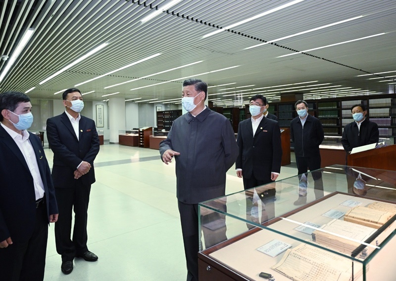 2022年4月25日，習(xí)近平來(lái)到中國(guó)人民大學(xué)考察調(diào)研。這是他在圖書(shū)館考察。