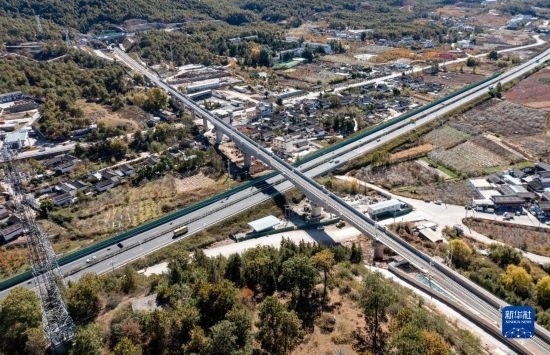 11月25日在麗江市境內(nèi)拍攝的即將開通的麗香鐵路（無人機照片）。