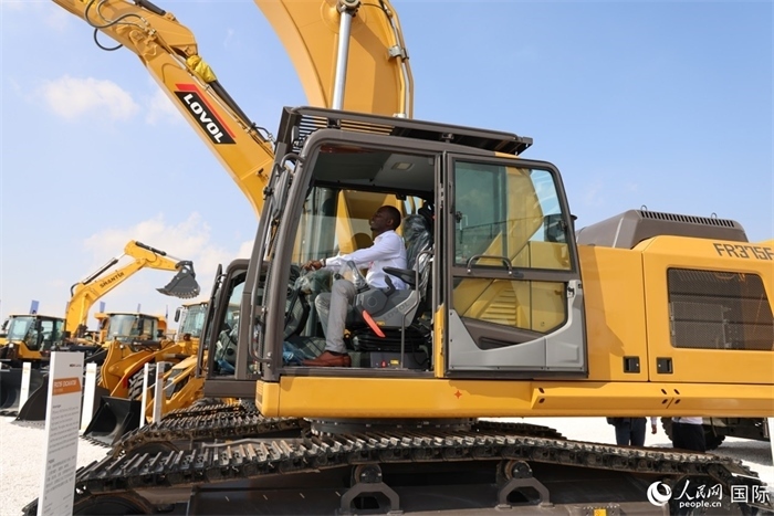 嘉賓參觀體驗山東重工產(chǎn)品。人民網(wǎng)記者 任皓宇攝